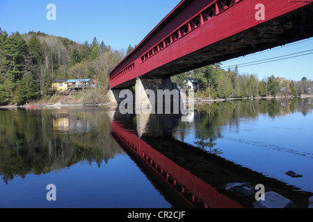 Pont couvert sur sentier Transcanadien à Wakefield, QC Banque D'Images