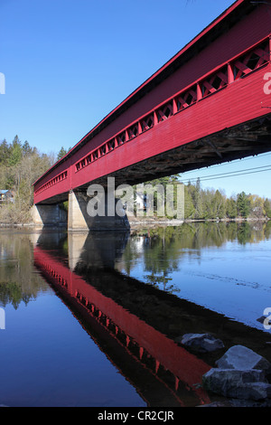 Pont couvert sur sentier Transcanadien à Wakefield, QC Banque D'Images