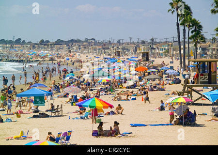 Amateurs de remplir le sable au bord de l'océan Pacifique au cours d'une journée d'été sur la péninsule de Balboa à Newport Beach, Californie du Sud, USA. Banque D'Images