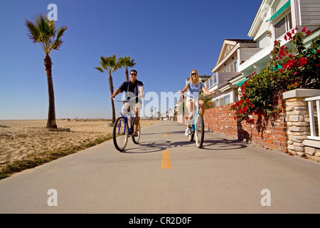 Une promenade pavée qui s'exécute sur des kilomètres le long de la péninsule de Balboa est populaire auprès des cyclistes à Newport Beach en Californie du Sud, aux États-Unis. Banque D'Images