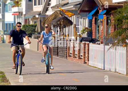 Une promenade pavée qui s'exécute sur des kilomètres le long de la péninsule de Balboa est populaire auprès des cyclistes à Newport Beach en Californie du Sud, aux États-Unis. Banque D'Images