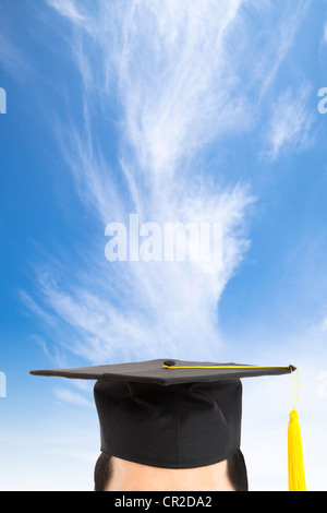 Graduation cap et la pensée concept avec fond de nuage Banque D'Images