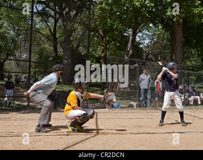 Un frappeur attend pour un emplacement dans un match de baseball à Prospect Park à Brooklyn, New York. Banque D'Images