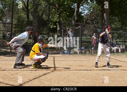 Un frappeur attend pour un emplacement dans un match de baseball à Prospect Park à Brooklyn, New York. Banque D'Images