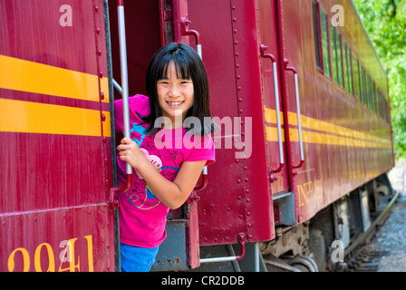 Petite fille s'apprête à bord d'un train Banque D'Images