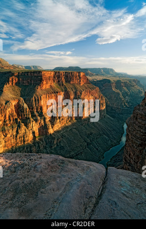 Soir lumière baigne les murs d'Arizona Grand Canyon National Park de Toroweap avec le fleuve Colorado 3 000 pieds au-dessous. Banque D'Images