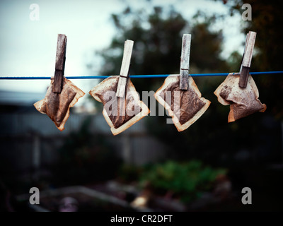 La nouvelle économie : sachets de séchage sur fil a linge pour réutilisation. Banque D'Images