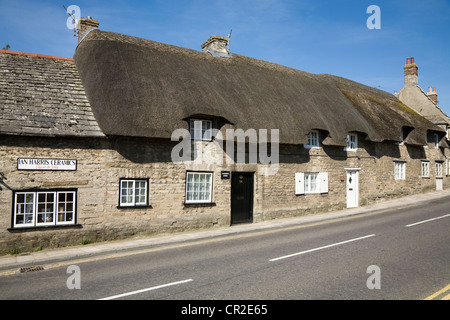 Terrasse de maison mitoyenne en pierre / maisons de chaume chaume / / / toit de chaume des toits. Château de Corfe. Dorset UK. Banque D'Images