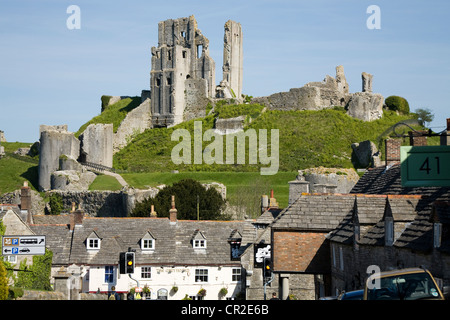 Château de Corfe avec les immeubles et maisons de ville de Corfe au premier plan. Le Dorset. UK. Banque D'Images