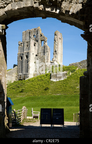 Château de Corfe garder/tour de vue à travers l'entrée porte d'entrée. Le Dorset. UK. Banque D'Images