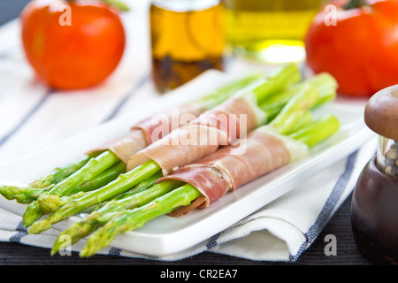 Enveloppé d'asperges, jambon de Parme Banque D'Images