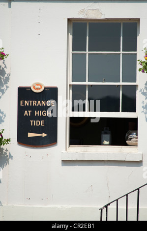 Entrée privée à marée haute signe sur la croix blanche pub, rives de la Tamise à Richmond upon Thames dans south west London Banque D'Images