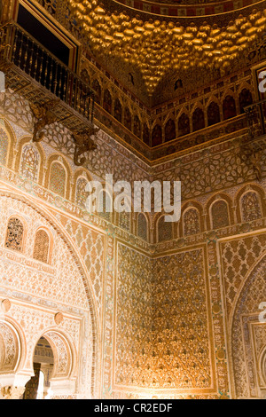 Mur décoré de murs / Salon de Embajadores (Ambassadeur's Hall) : il a gold dome / plafond en dôme. Alcazar de Séville Espagne Banque D'Images
