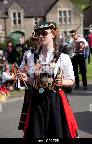 Portrait de Woman Dancer of Briggate Morris de Leeds, village dansant à West Burton, Wensleydale, North Yorkshire Dales, Richmondshire, Royaume-Uni Banque D'Images