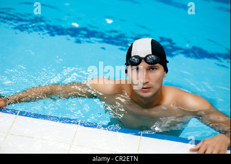 Beau jeune nageur à la piscine Banque D'Images