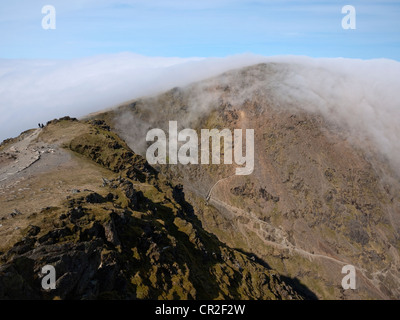 Vu de Snowdon, une inversion cloud verse plus Garnedd Ugain Ddysgl y/d'enfant et le 'zig zags' de la piste Pyg Banque D'Images