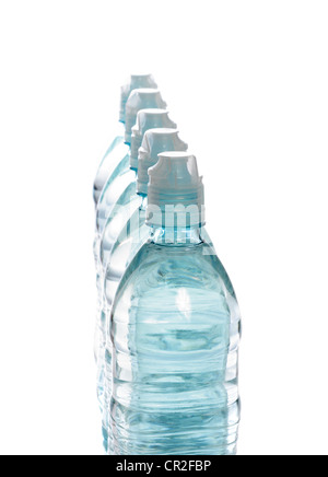 L'eau en bouteille isolé sur fond blanc Banque D'Images
