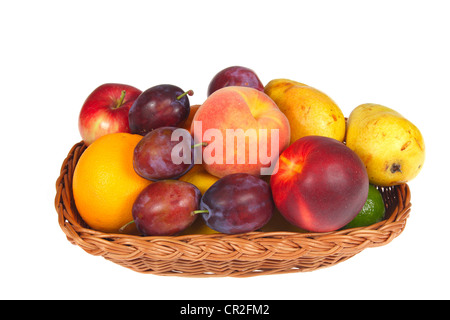 Les fruits dans un panier, photo sur le fond blanc Banque D'Images