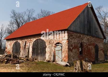 Ancienne grange en brique avec toit en tuiles rouges Banque D'Images