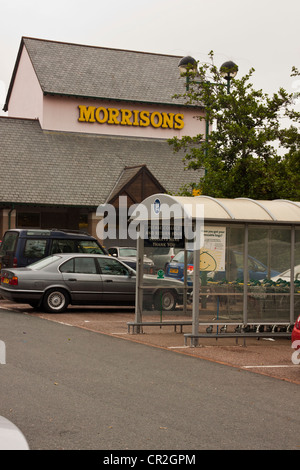 Supermarché Morrisons shopping trolley refuge à Totnes, Devon, UK. Banque D'Images