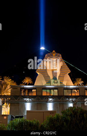 Le sphinx à l'extérieur du Luxor Hotel and Casino géant avec projecteur qui peut être vu de l'espace, Las Vegas USA. Banque D'Images