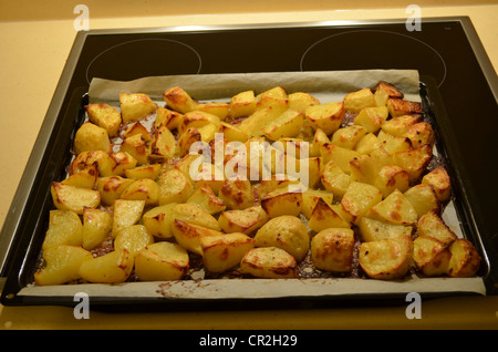 Les pommes de terre fraîchement cuits au four sur papier cuisson saine des aliments bon marché à partir de bac de légumes. Banque D'Images