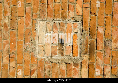 Mur de brique rouge. Fragment de mur avec fenêtre murés. Banque D'Images