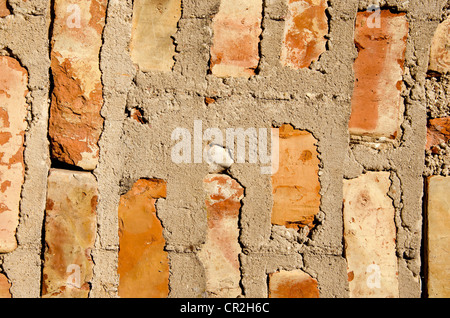 Fragment de l'ancien mur de brique rouge carré avec beaucoup de colle sur elle. Banque D'Images