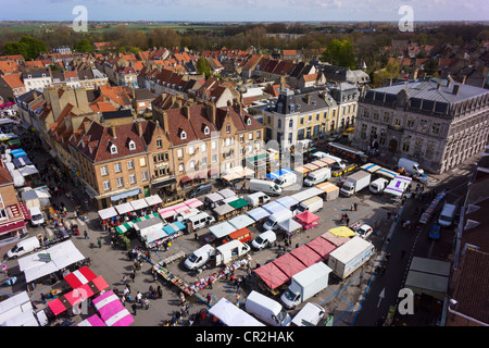 Un marché de rue hebdomadaire à Dunkerque, France, vu d'une tour surplombant la place principale. Il y a des étals du marché français et de la mairie ou mairie. Banque D'Images