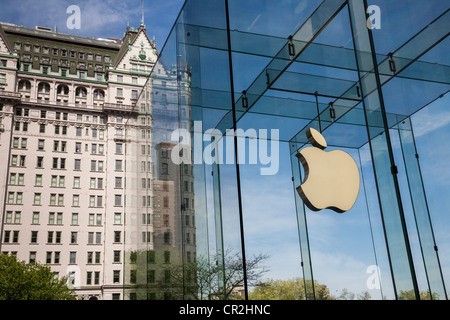 Ordinateur Apple Store avec Plaza Hotel en arrière-plan, la Cinquième Avenue, NYC Banque D'Images