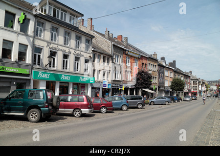 Vue générale le long de la principale rue commerçante (rue du Sablon) à Bastogne, Belgique wallonne,. Banque D'Images