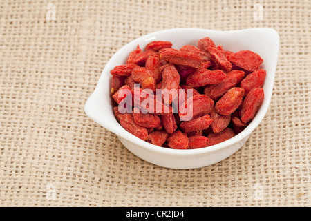 Baies Organiques de Goji (wolfberry) dans un petit bol en céramique - HImalayan superfood Banque D'Images