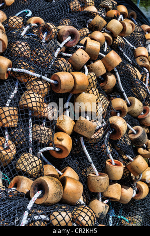 Tas de filets de pêche et flotte sur un quai de la Floride Banque D'Images