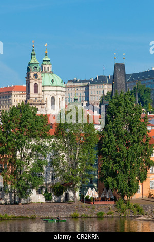 République tchèque, Prague - st. l'église Saint-Nicolas, le château de Hradcany, Prague Banque D'Images