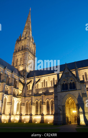 La cathédrale de Salisbury courts sur une bonne soirée d'hiver. Son élégant clocher médiéval pointant vers le ciel. Wiltshire, Angleterre, Royaume-Uni. Banque D'Images