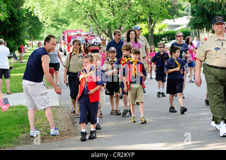 Troupe de scouts distribuant des crayons au cours de la Memorial Day Parade dans une petite ville de l'Amérique. Banque D'Images