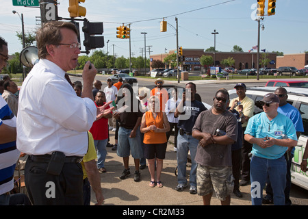 Detroit, Michigan - M. Gary Peters (D-Mich.) parle à un rassemblement contre la criminalité dans le quartier de Morningside de Detroit. Banque D'Images