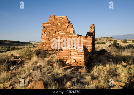 Les murs en grès du pueblo de Box Canyon aux ruines de Lomaki dans le parc national de Wupatki, en Arizona, juste en dessous des pics de San Francisco. Banque D'Images