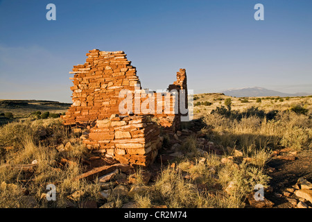 Les murs en grès du pueblo de Box Canyon aux ruines de Lomaki dans le parc national de Wupatki, en Arizona, juste en dessous des pics de San Francisco. Banque D'Images