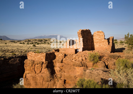 Les murs en grès des ruines de Lomaki dans le parc national de Wupatki, en Arizona.Les pics de San Francisco sont en arrière-plan. Banque D'Images