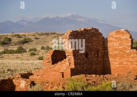 Les murs en grès des ruines de Lomaki dans le parc national de Wupatki, en Arizona.Les pics de San Francisco sont en arrière-plan. Banque D'Images