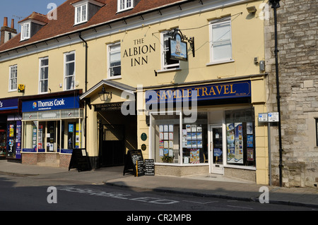 L'Albion Inn public house à Wimborne Minster, Dorset. L'entrée est flanquée de deux agents de voyages. Banque D'Images