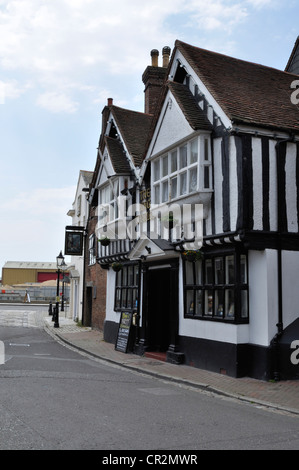Le Roi Charles pub dans Poole est situé juste à côté du quai, et remonte à l'époque Tudor. Banque D'Images