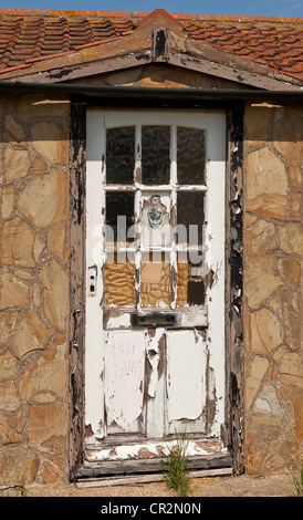 En bois en décomposition porte avant du chalet abandonné Banque D'Images
