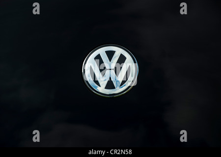 Badge Chrome VW Coccinelle sur fond noir Banque D'Images