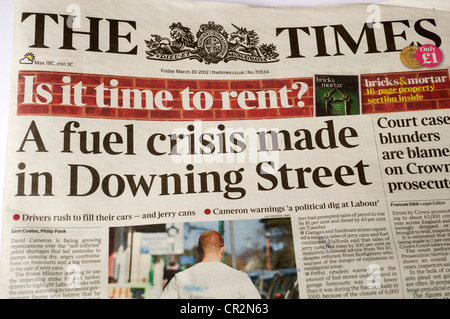 Le journal The Times avec le titre "une crise du carburant fait à Downing Street' Banque D'Images