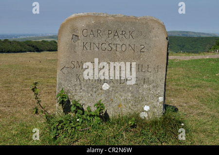 Signe de la direction de la pierre à Swyre Head, près de Kingston, dans le Dorset. Banque D'Images