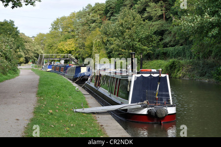 Amarré sur les Narrowboats Kennet & Avon Canal entre Bradford on Avon et Avoncliff, Wiltshire. Banque D'Images