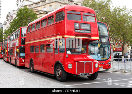 Un bus Routemaster rouge sur une rue de Londres. Banque D'Images