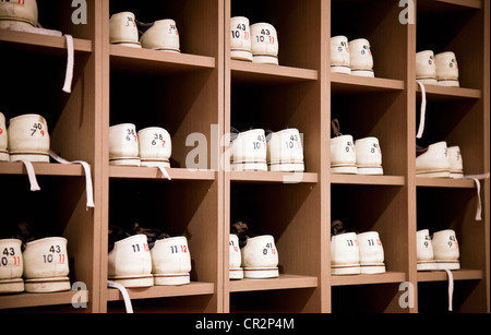 Chaussures de bowling blanc sur des supports Banque D'Images